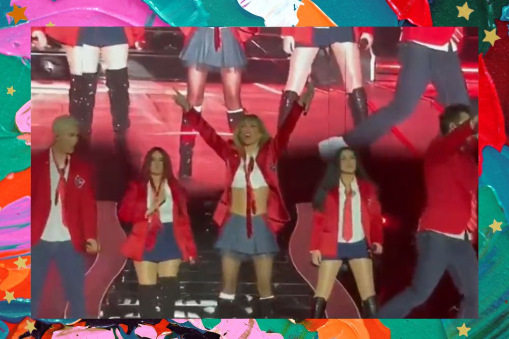 Integrantes do RBD no palco da primeira noite da Soy Rebelde Tour com uniforme vermelho cantando; a margem é uma textura nas cores rosa, roxo, verde, laranja e vermelho; estrelas amarelas decoram a imagem