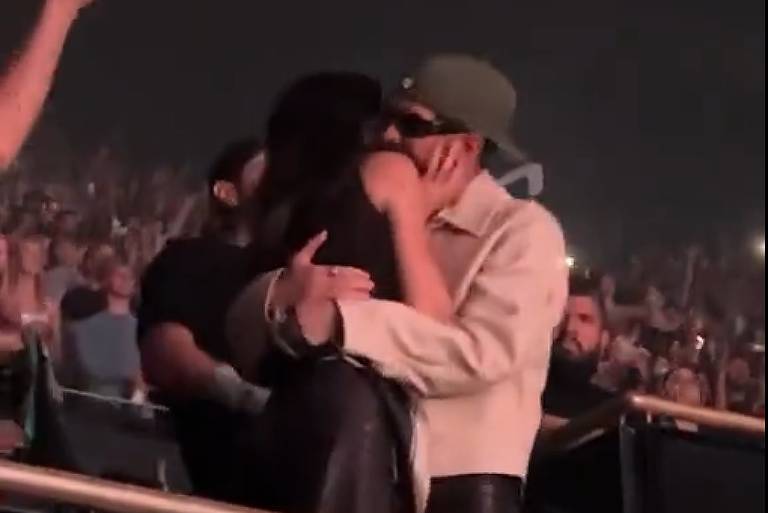 Imagem estática de Kendall Jenner e Bad Bunny aos beijos em um show