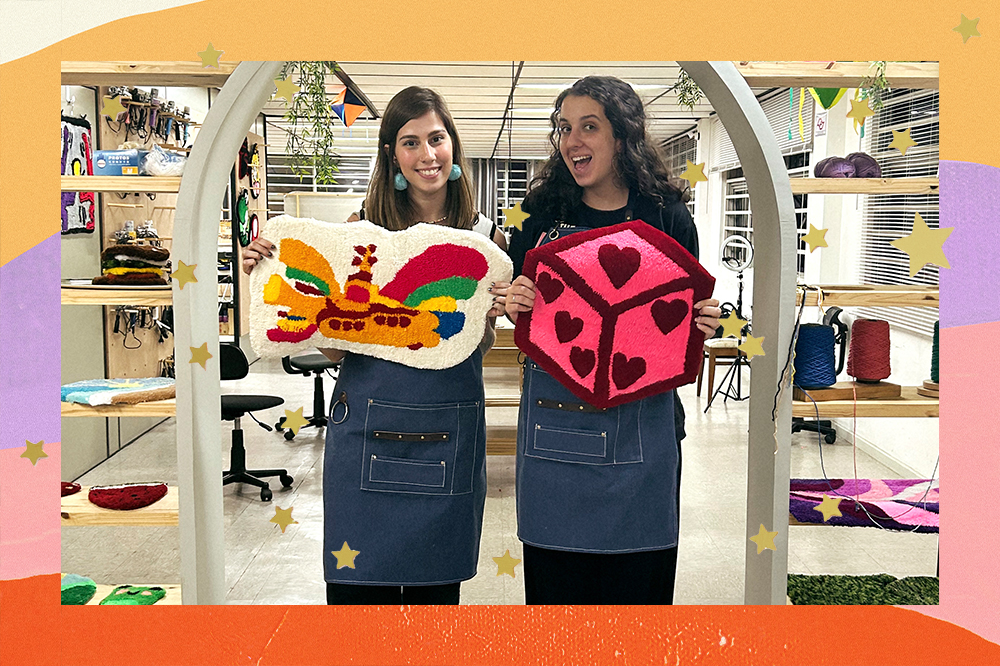 Repórter Sofia Duarte e estagiária Duda Cardim, do time de moda e beleza da CAPRICHO, fazendo tapetes na Rug Lab