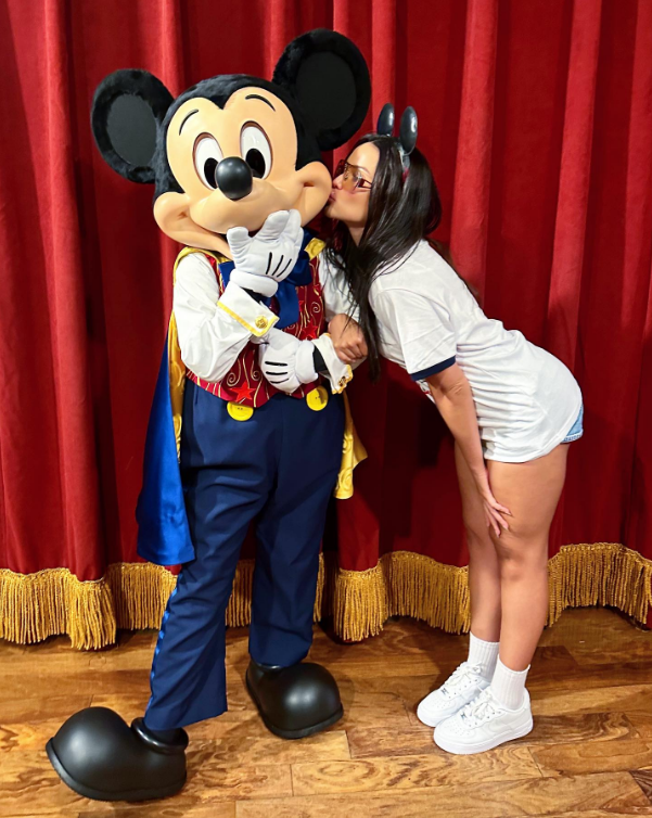 Juliette dando beijo no rosto do Mickey na Disney