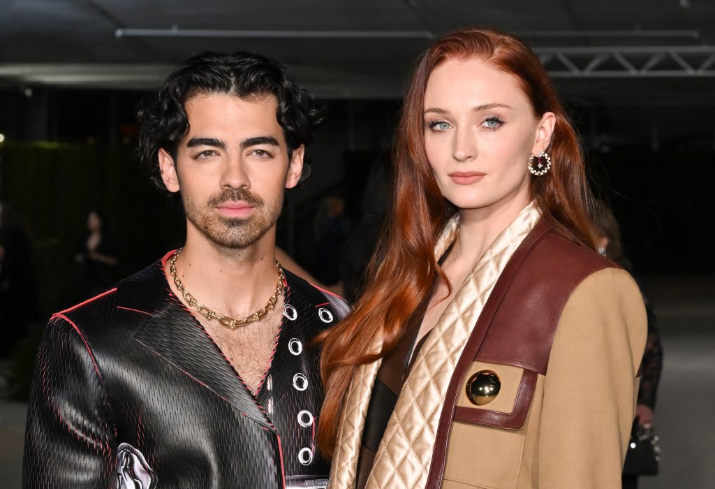 Joe Jonas e Sophie Turner posando para foto com expressões neutras