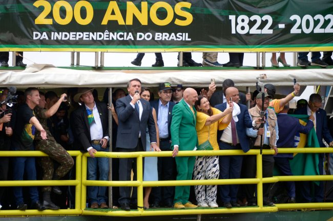 jair bolsonaro e apoiadores na comemoração dos 200 anos de independência do brasil