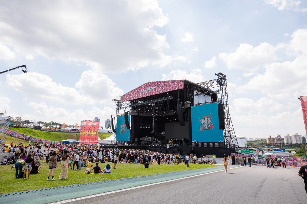 Imagem de palco do Lollapalooza Brasil 2023 com público reunido para show no festival durante o dia