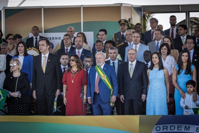 O presidente do Brasil Luiz Inácio Lula da Silva (C), a primeira-dama do Brasil Rosangela Janja da Silva e o vice-presidente Geraldo Alckmin participam de um desfile comemorativo para comemorar o 201º aniversário da independência do Brasil em 7 de setembro de 2023 em Brasília O presidente do Brasil, Luiz Inácio Lula da Silva, e a primeira-dama do Brasil, Rosangela Janja da Silva