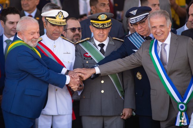 Luiz Inácio Lula da Silva, presidente do Brasil, à esquerda, José Mucio Monteiro, ministro da Defesa do Brasil, à direita, e os comandantes das Forças Armadas brasileiras participam do desfile militar do Dia da Independência em Brasília, Brasil, na quinta-feira, 7 de setembro de 2023