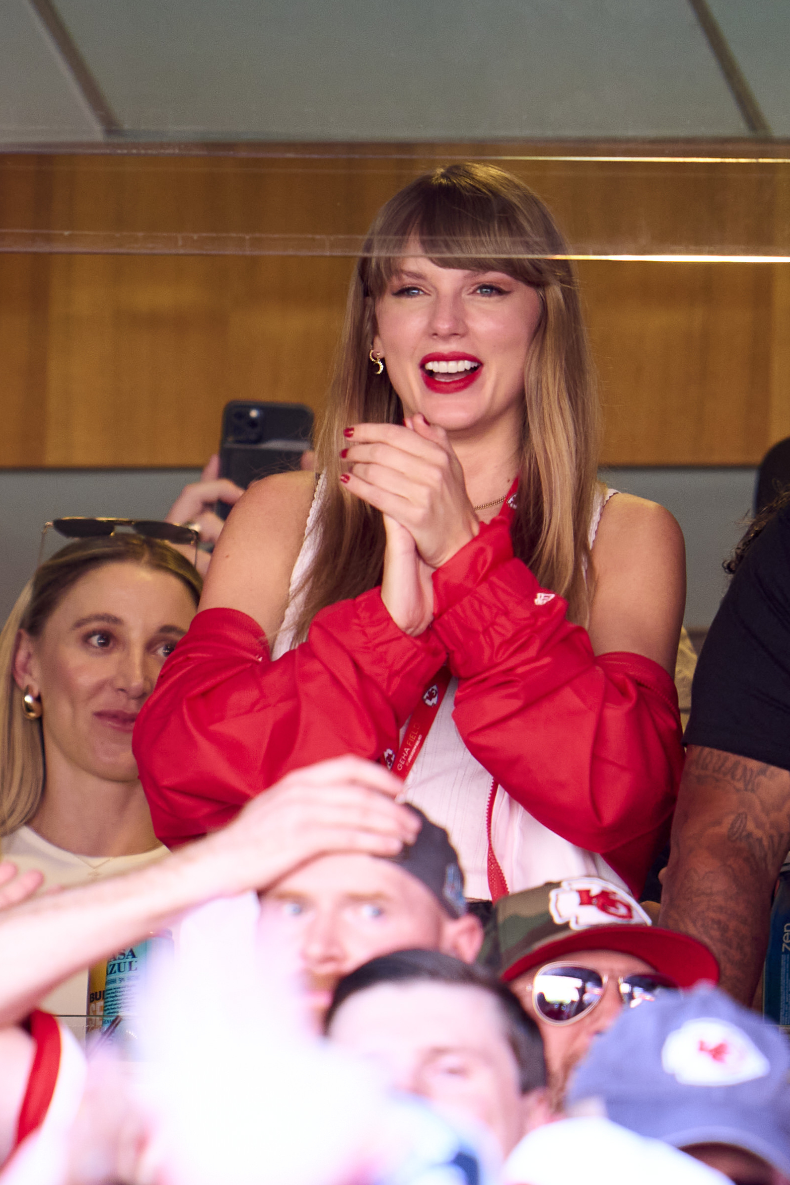 Chicago Bears v Kansas City Chiefs Taylor Swift assiste jogo do Kansas City Chiefs contra o Chicago Bears; ela está sorrindo enquanto bate palmas