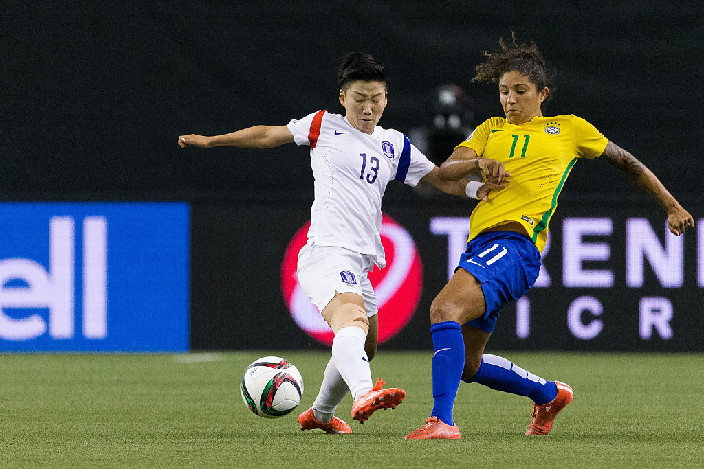 Em 2015, Cris joga contra a Coreia na Copa do Mundo Feminina.