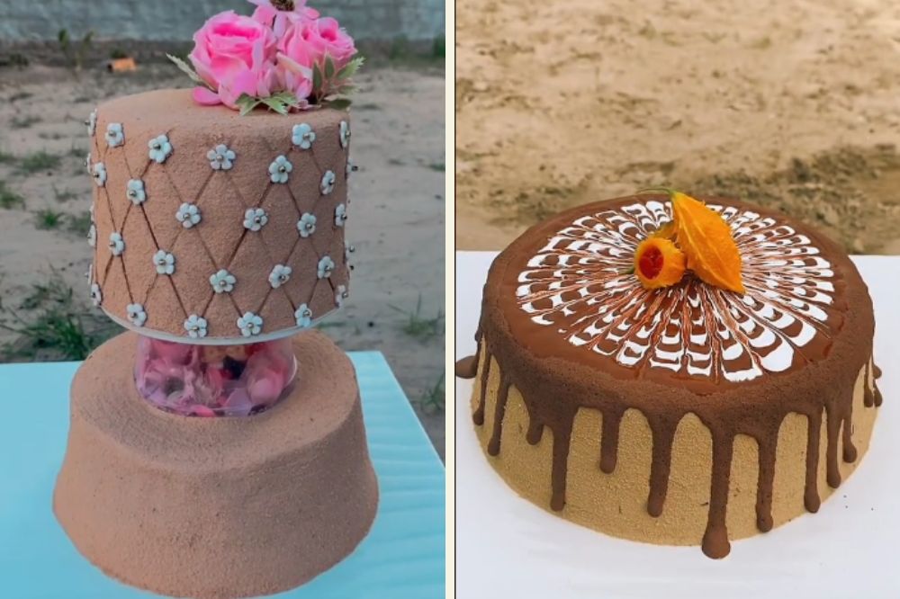 montagem com dois bolos feitos de areia. do lado direito um com dois andares e decorada de flores. Na esquerda, é um bolo redondo com uma calda que parece chocolate