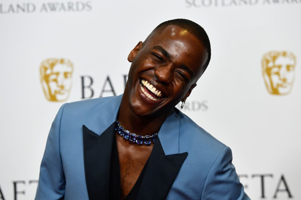 Foto do ator Ncuti Gatwa sorrindo em premiação.