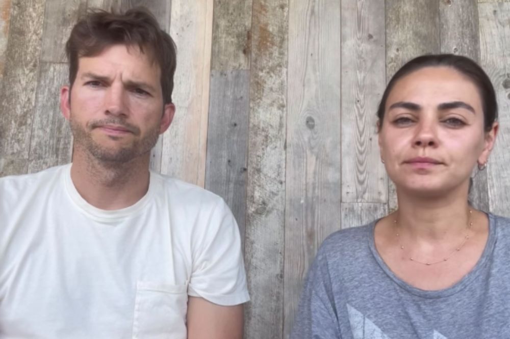 Ashton Kutcher e Mila Kunis com expressões neutras