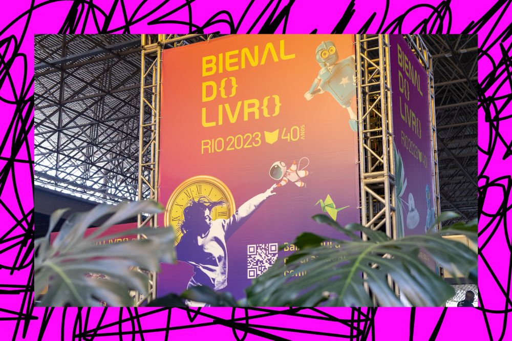 Imagem da Bienal do Livro do Rio de Janeiro 2023 com folhas na frente do logo; o fundo é uma textura rosa com rabiscos pretos