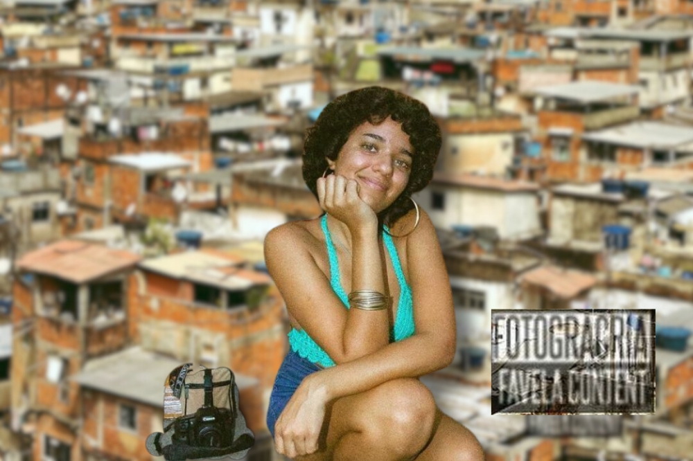 fundo da favela da rocinha com a foto da 'salém" na frente, uma menina de pele parda, cabelo cacheado e curto
