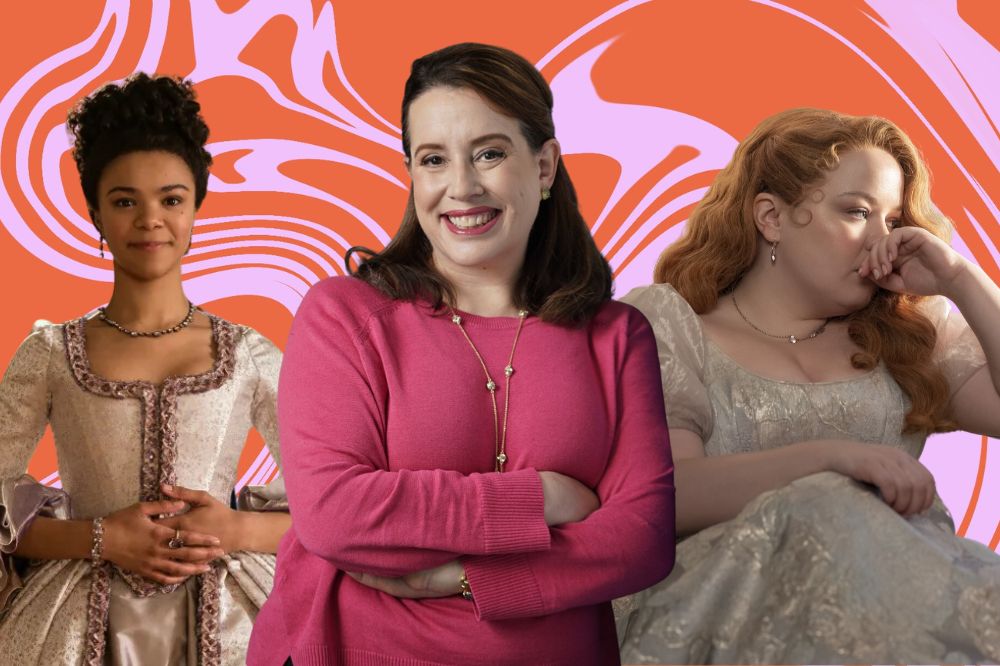 Autora Julia Quinn sorrindo de braços cruzados em uma colagem com Rainha Charlotte e Penelope, personagens do univeso Brigderton; o fundo é uma textura rosa e laranja com diferentes formas
