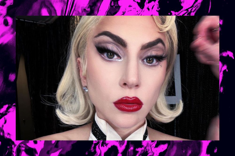 Montagem com fundo nas cores rosa e preto. Selfie recente da Lady Gaga na frente.