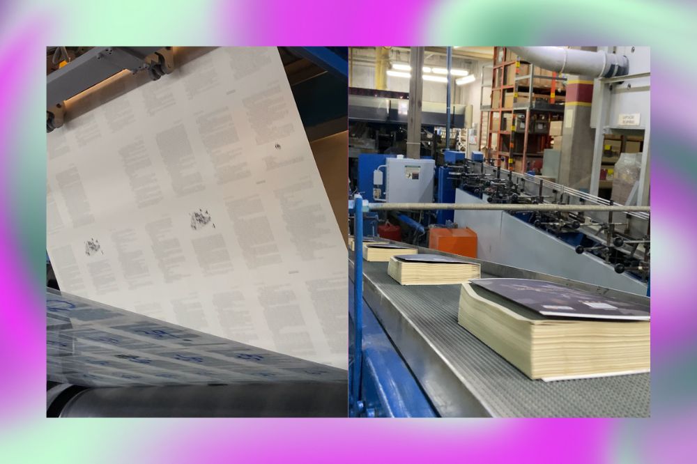 Duas imagens de livros sendo produzidos em fábrica; na primeira uma bobina de papel está no rolo de impressão e na segunda vários livros estão em uma esteira; a margem é uma textura nas cores roxo e verde