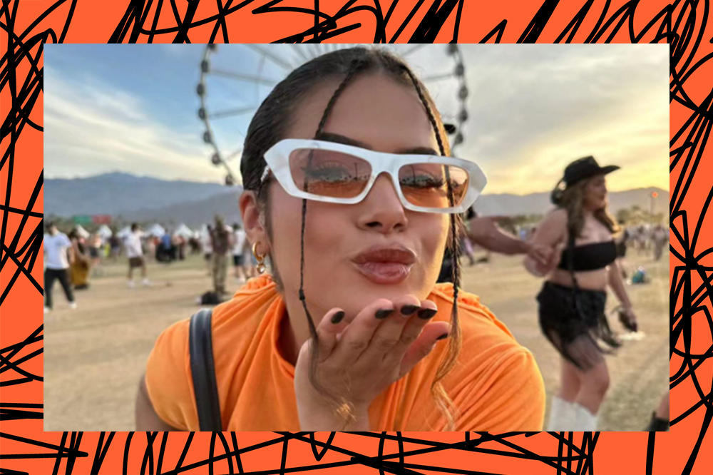 Montagem em fundo laranja com rabiscos pretos com foto de Maisa Silva no Coachella mandando beijo