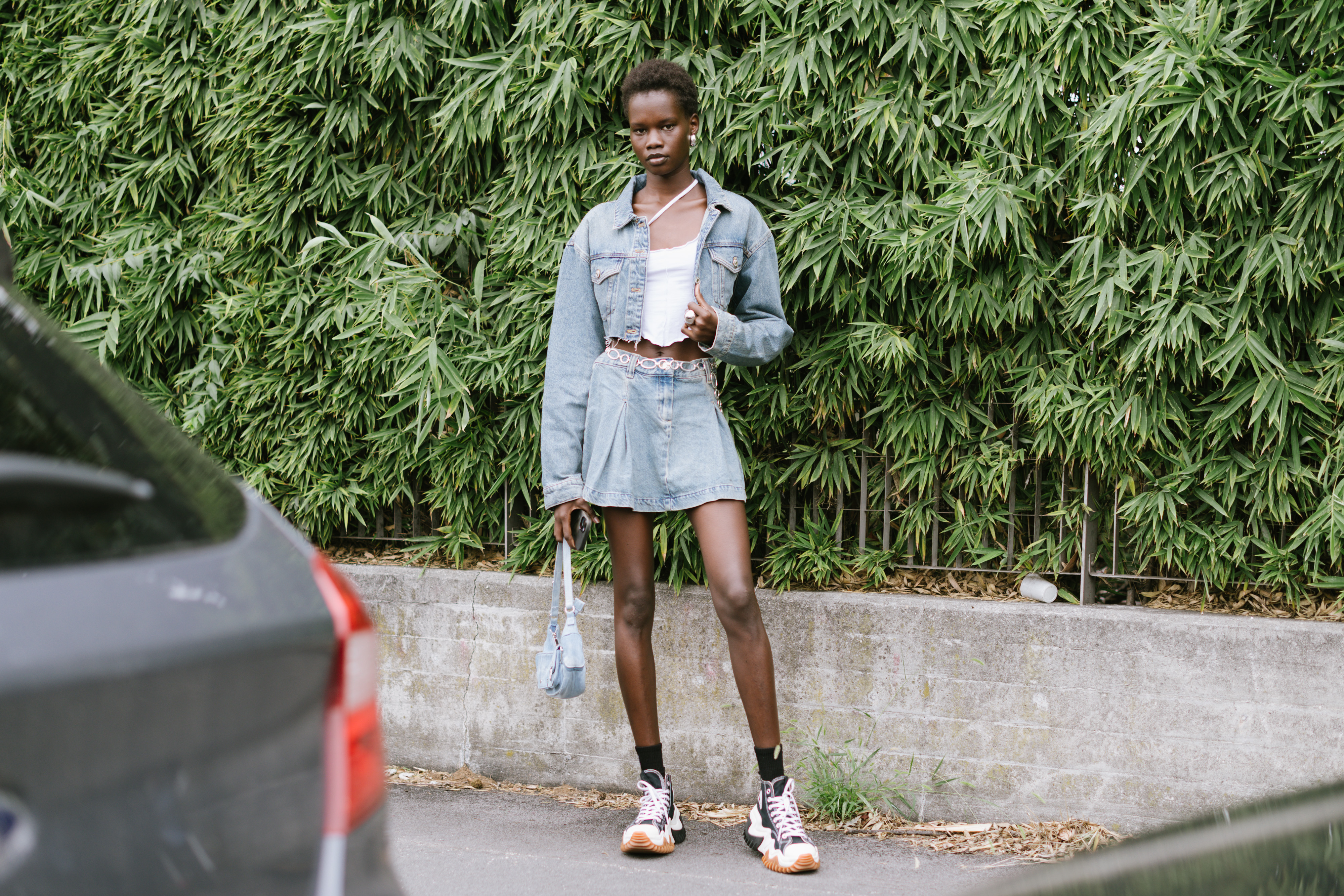 Look all jeans no street style da semana de moda de Milão
