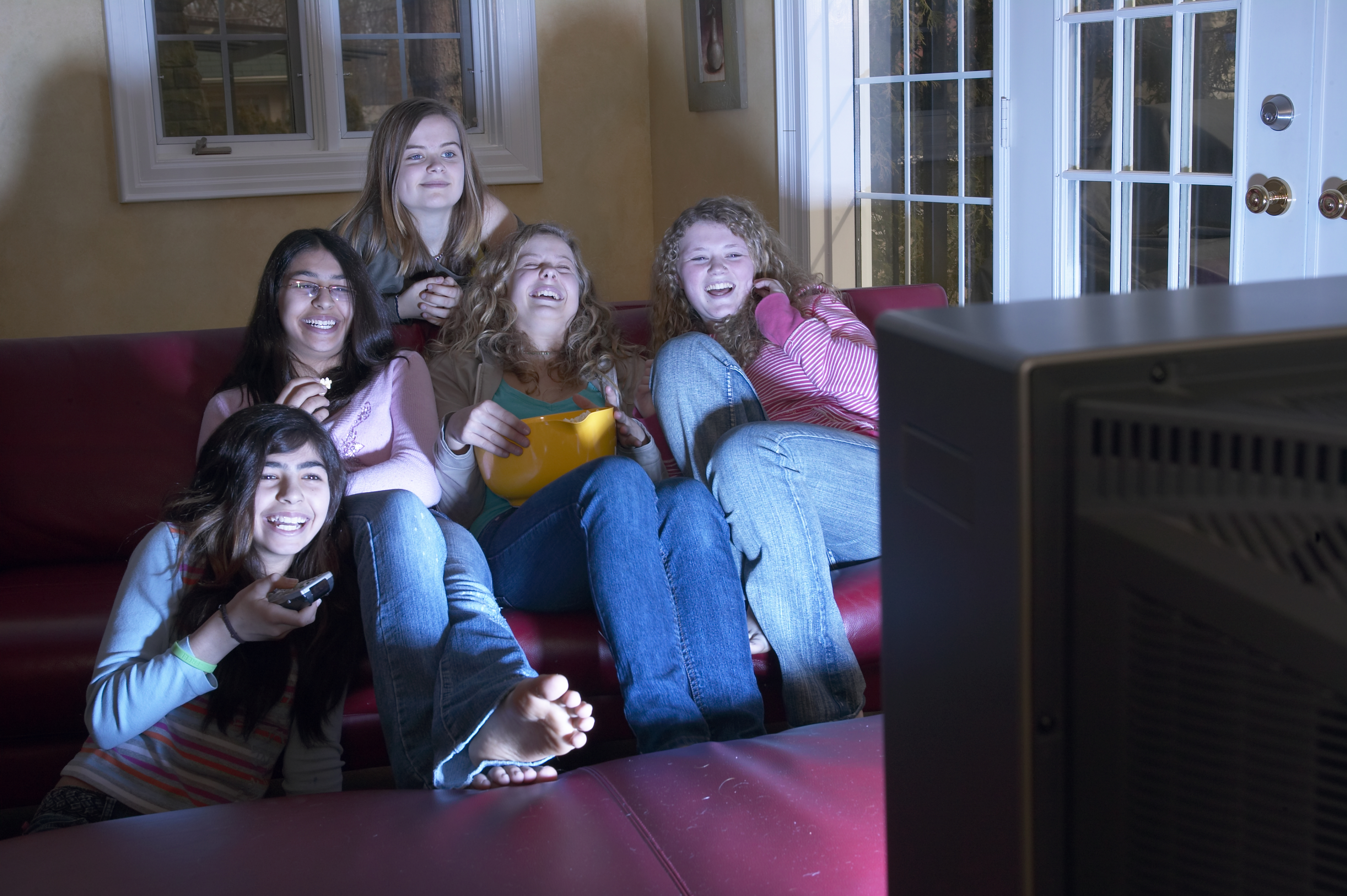 meninas jovens assistem televisão juntas em casa