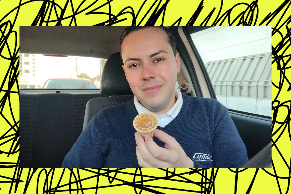 Na foto, aparece Alisson em um carro segurando um canudinho de doce