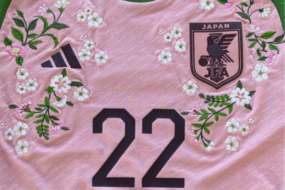 Camisa de futebol bordada por Diana Al Shammari e usada por Joe Jonas