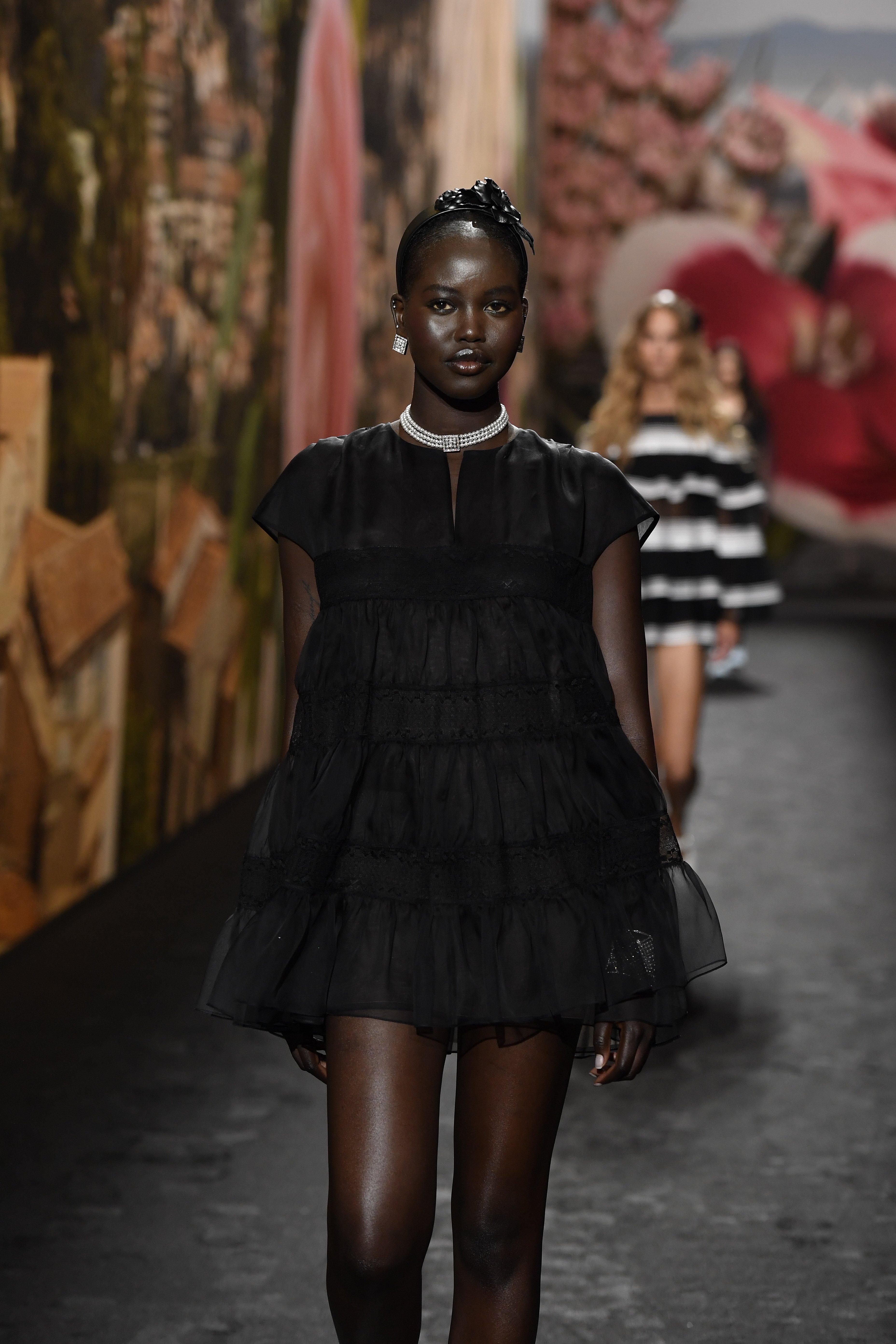 Modelo Adut Akech no desfile da coleção de primavera-verão da Chanel na semana de moda de Paris