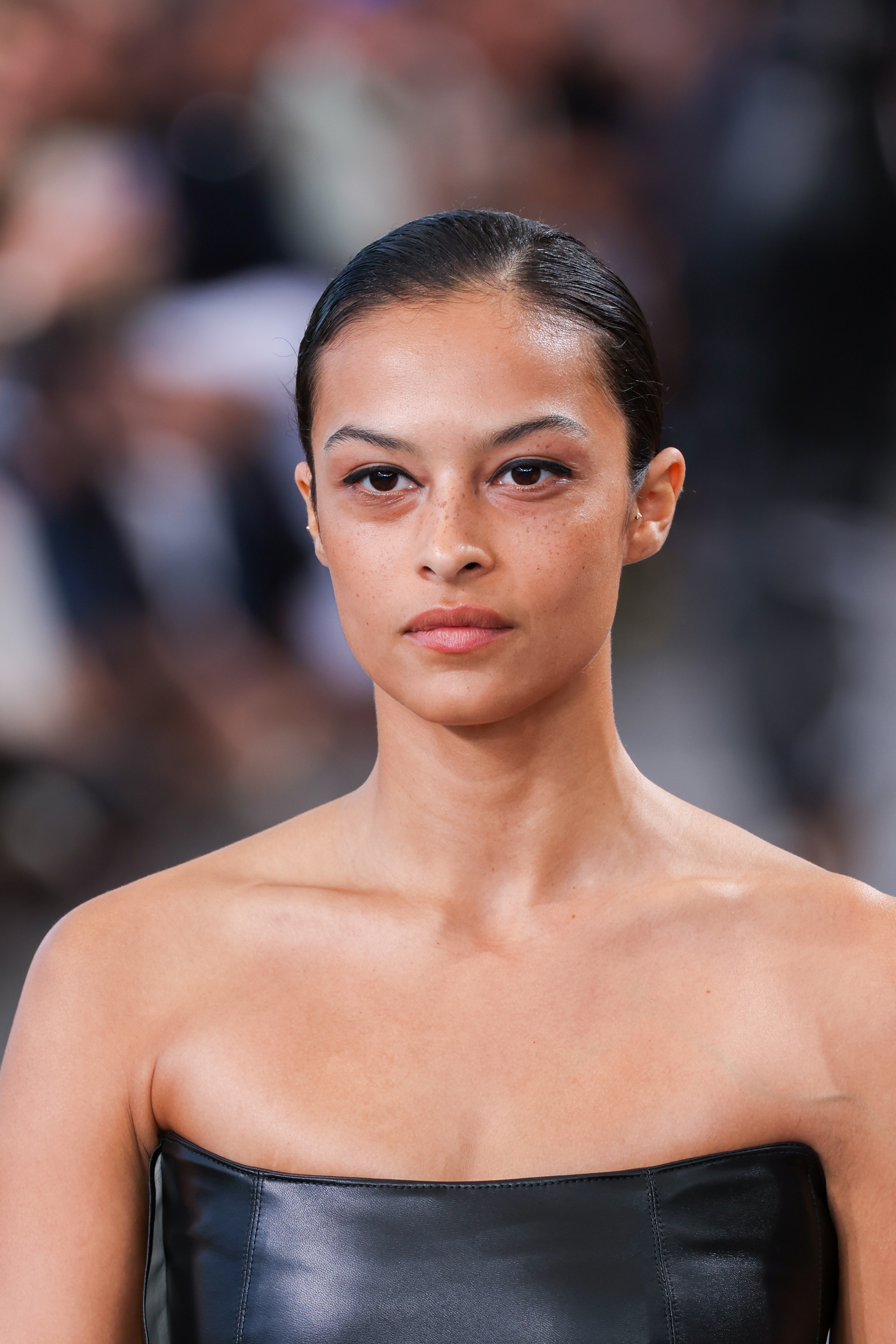 Modelo Devyn Garcia no desfile da coleção de primavera-verão 2024 da Chloé na semana de moda de Paris
