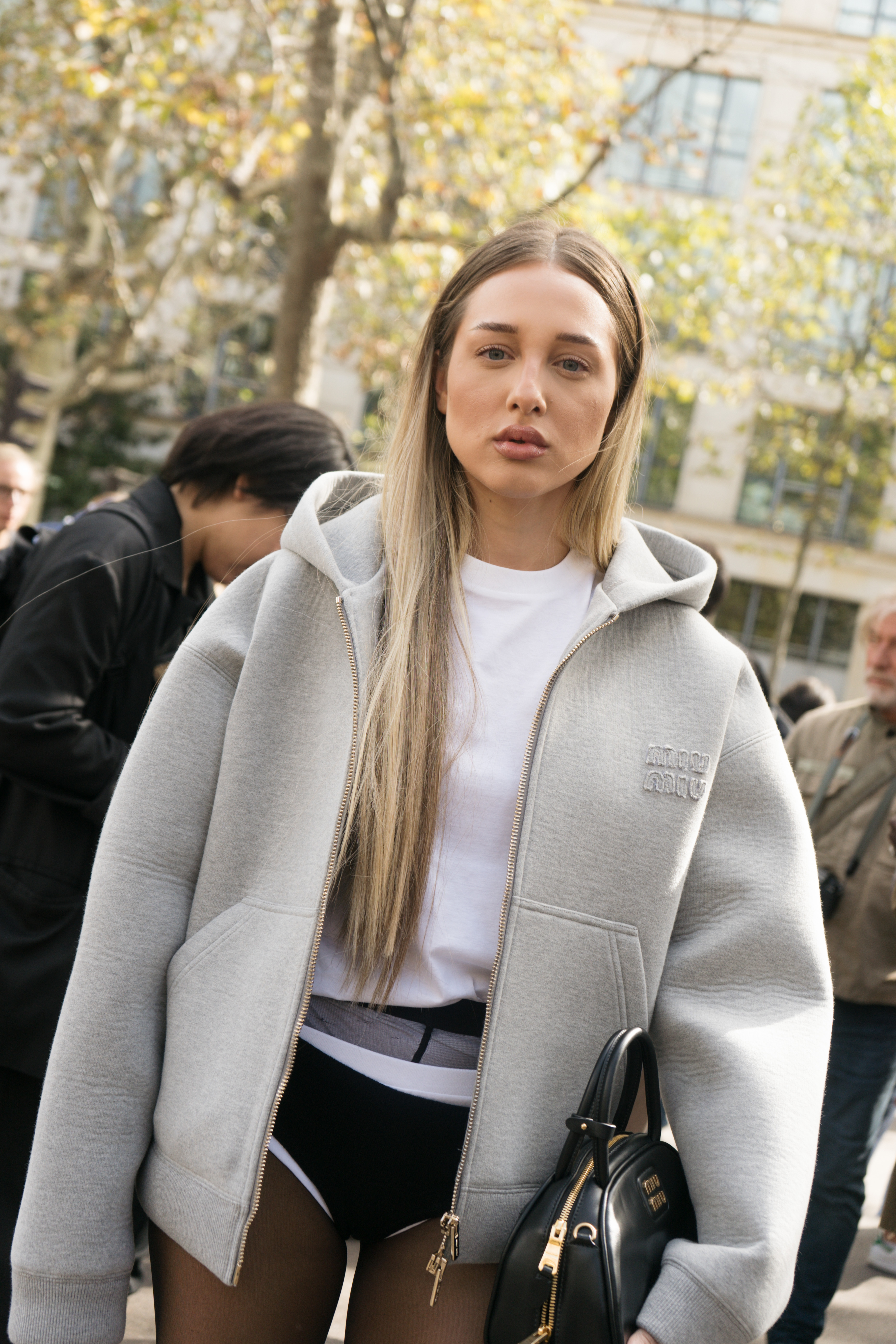 malu-borges-semana-moda-paris-miu-miu-anna-muradas Malu Borges no desfile de primavera-verão 2024 da Miu Miu na semana de moda de Paris