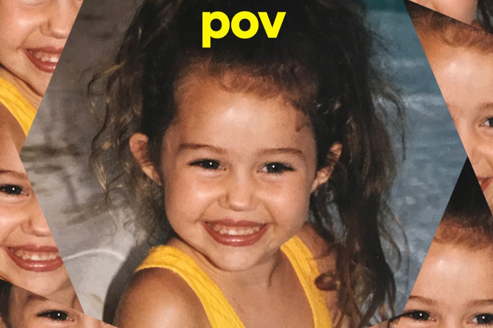 Miley Cyrus criança sorrindo e usando uma blusa amarela; a palavra 'pov' está escrita em amarelo na parte superior central da imagem