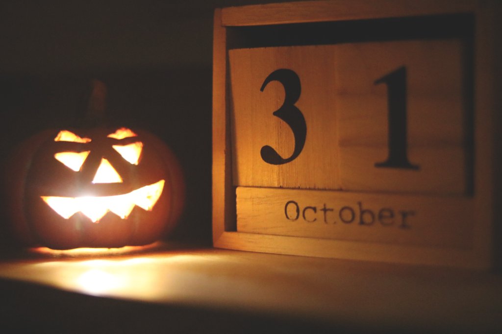 Na foto, aparece uma abobora de halloween iluminada e ao lado um calendário marcando 31 de outubro