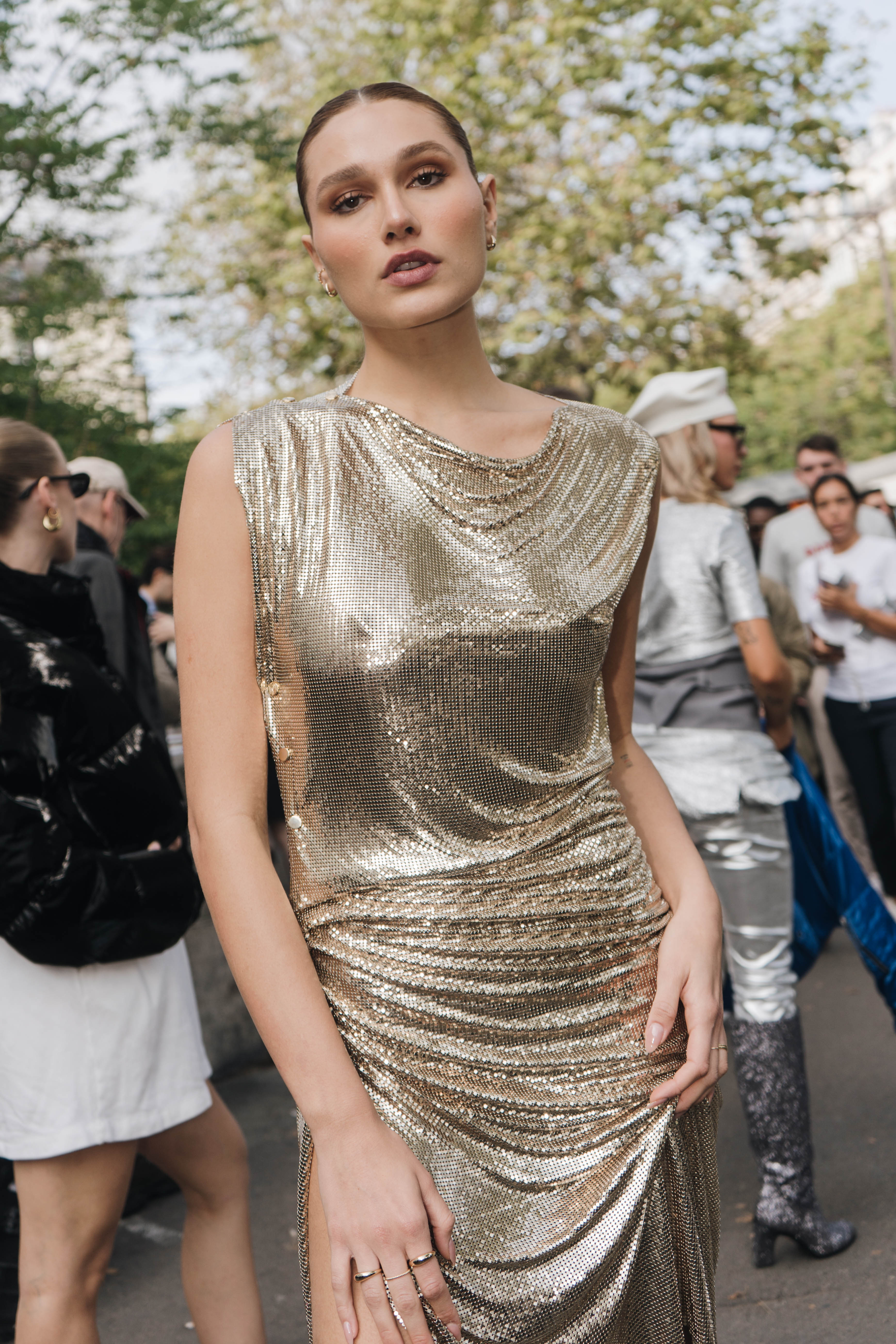 Sasha Meneghel na semana de moda de Paris para desfile da coleção de primavera-verão 2024 da Rabanne