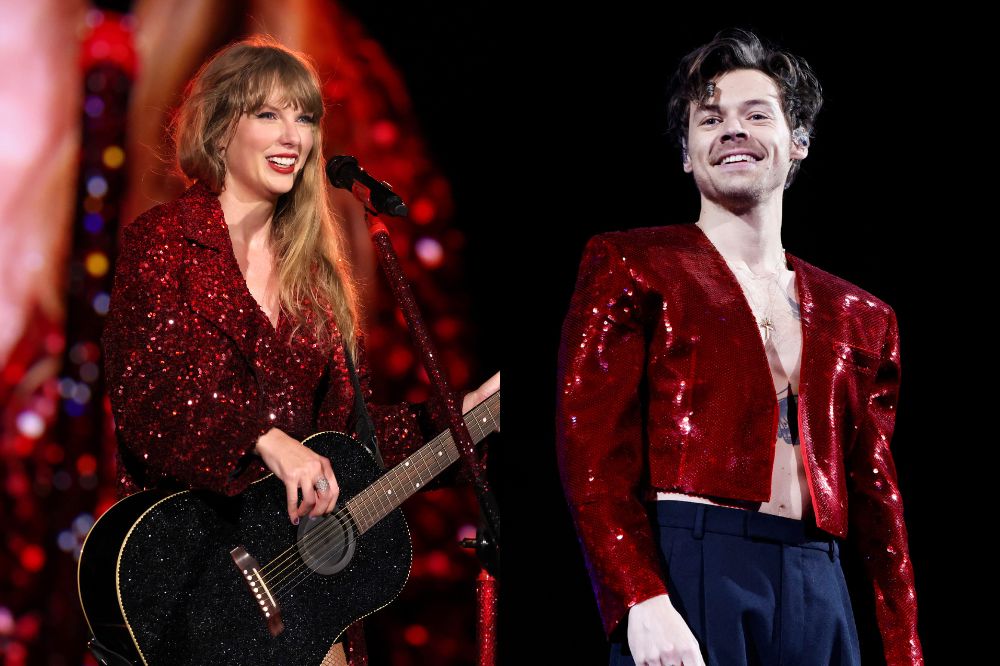 Duas imagens; na primeira Taylor Swift sorrindo enquanto segura um violão durante o show; na segunda Harry Styles sorrindo durante performance; os dois usam roupas vermelhas brilhantes