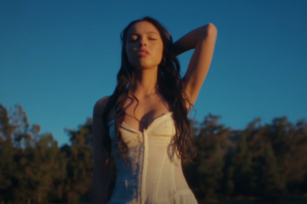 Olivia Rodrigo lança clipe oficial de Cant Catch Me Now, da trilha  sonora do novo Jogos Vorazes