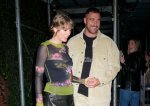 Taylor Swift conta gafe de Travis Kelce com Greta Gerwig na The Eras Tour