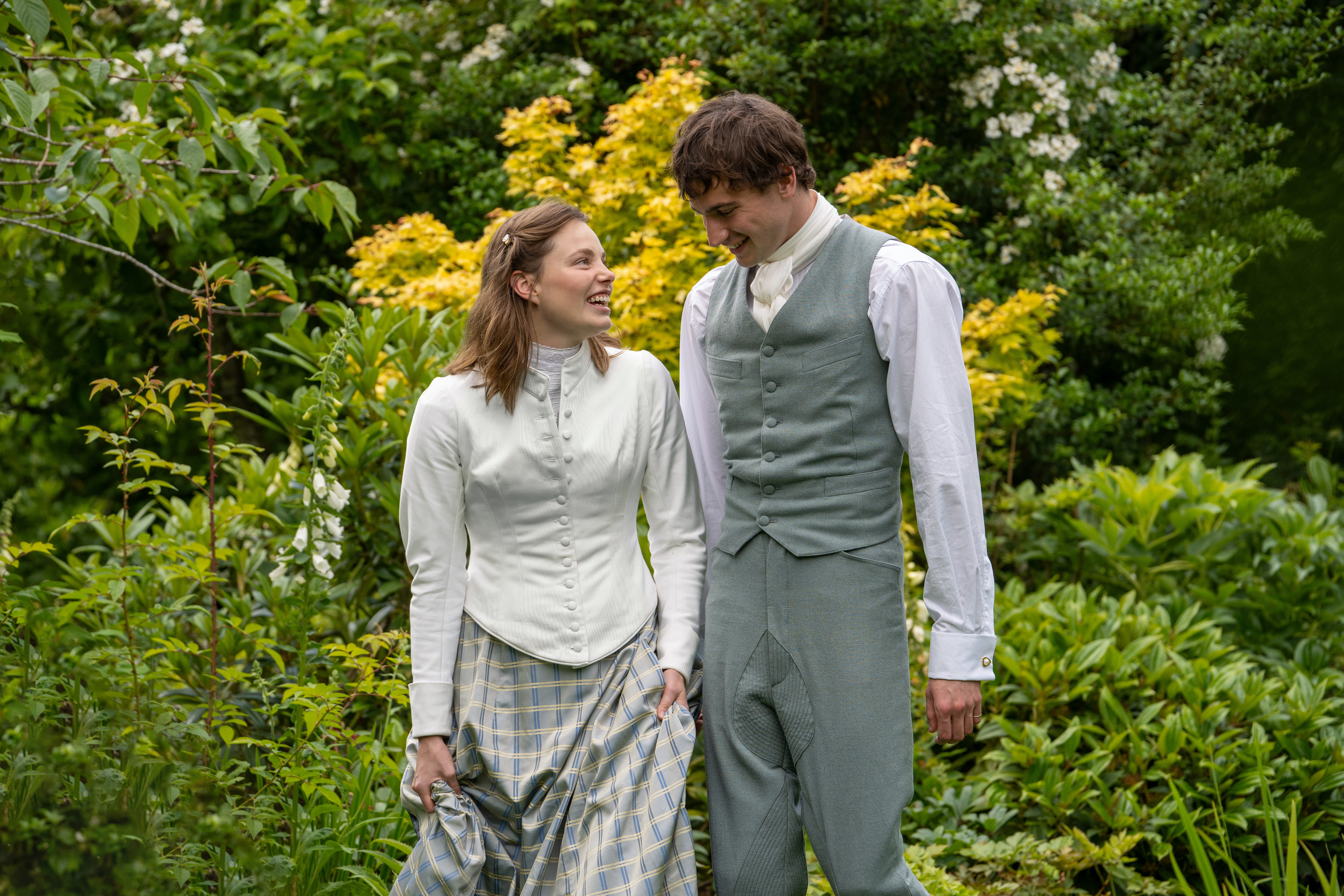 Nan St. George (Kristine Frøseth) e Theo (Guy Remmers) em 'Os Bucaneiros'