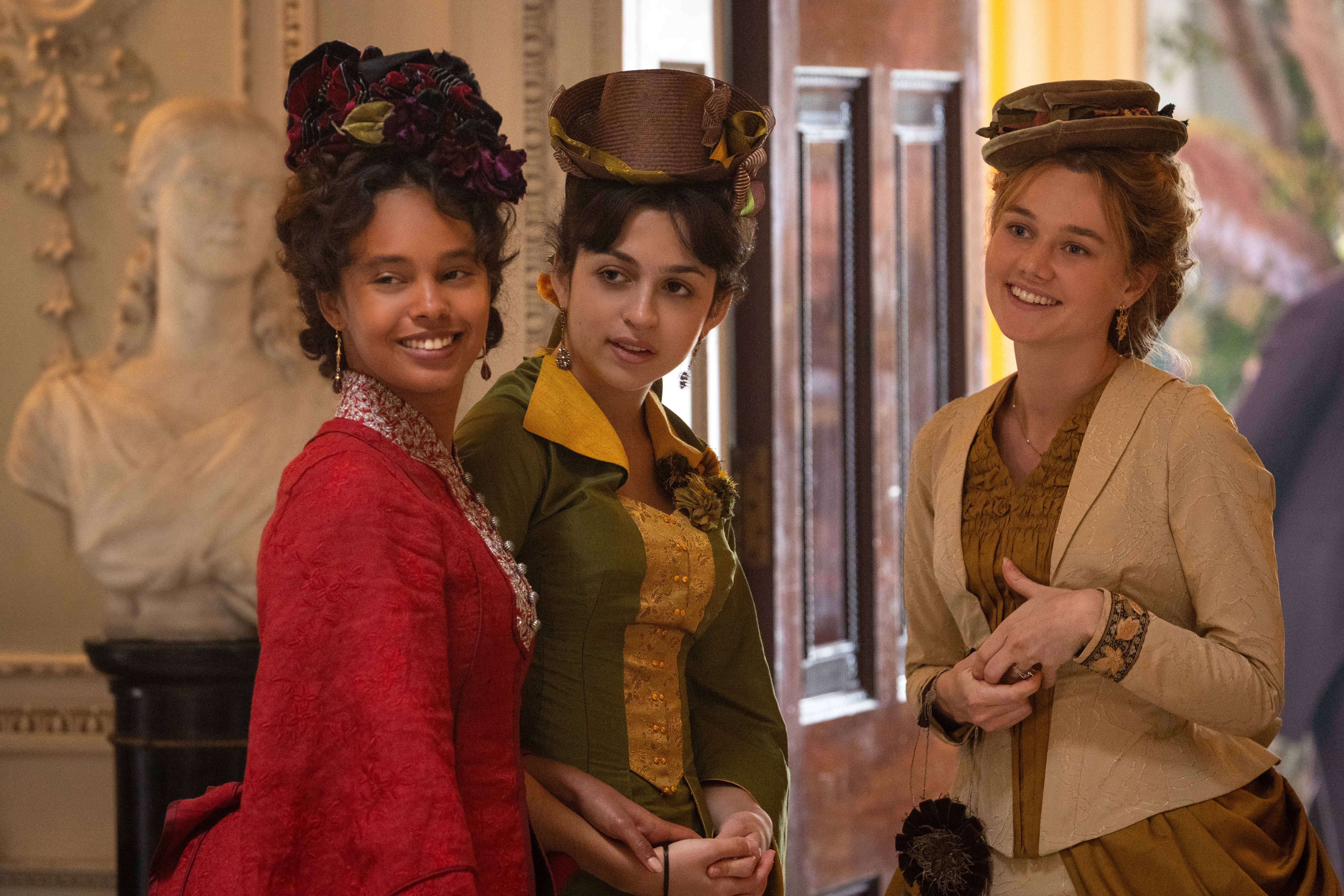 Conchita Closson (Alisha Boe), Mabel Elmsworth (Josie Totah) e Jinny St. George (Imogen Waterhouse) em 'Os Bucaneiros'