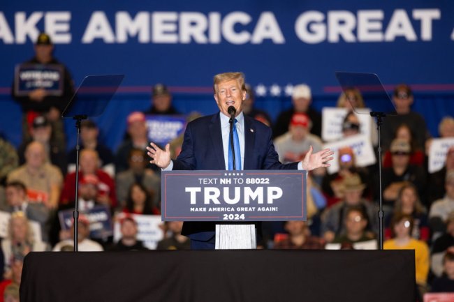 O candidato presidencial republicano, ex-presidente Donald Trump, faz comentários durante um evento de campanha em 11 de novembro de 2023 em Claremont, New Hampshire.