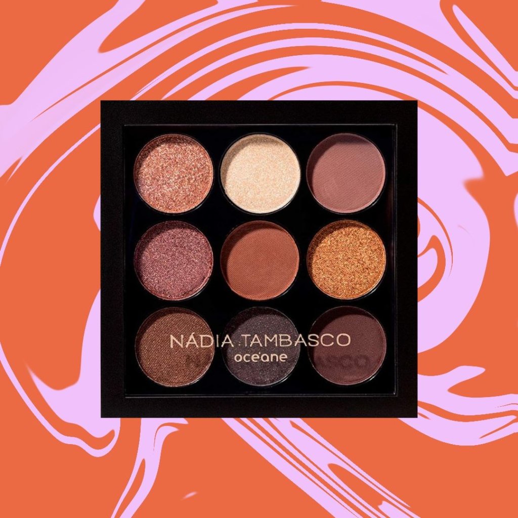 kit Paleta de maquiagem com 9 cores em fundo colorido em laranja e rosa