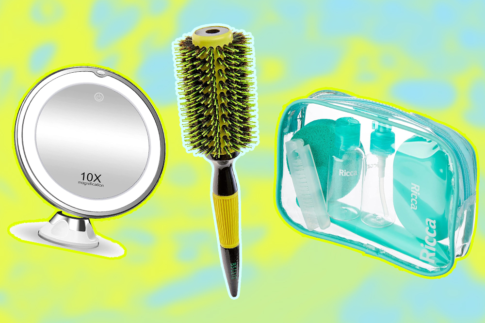 Utensílios de beleza em promoção no Esquenta Black Friday: espelho, escova de cabelo e kit de viagem em montagem com fundo verde neon e azul claro.