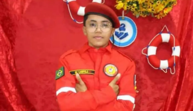 Jovem usa uniforme vermelho
