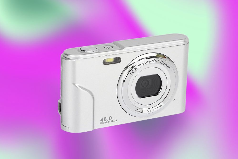Imagem de uma câmera digital prata em um fundo roxo, rosa e verde claro