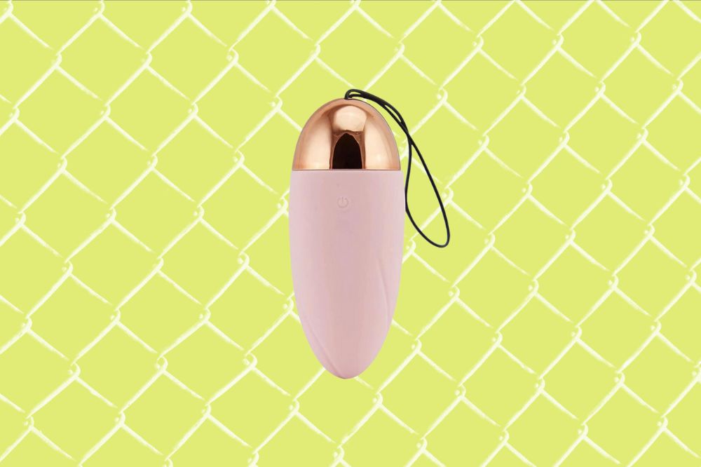 Vibrador bullet pequeno com formato arredondado rosa com detalhe dourado
