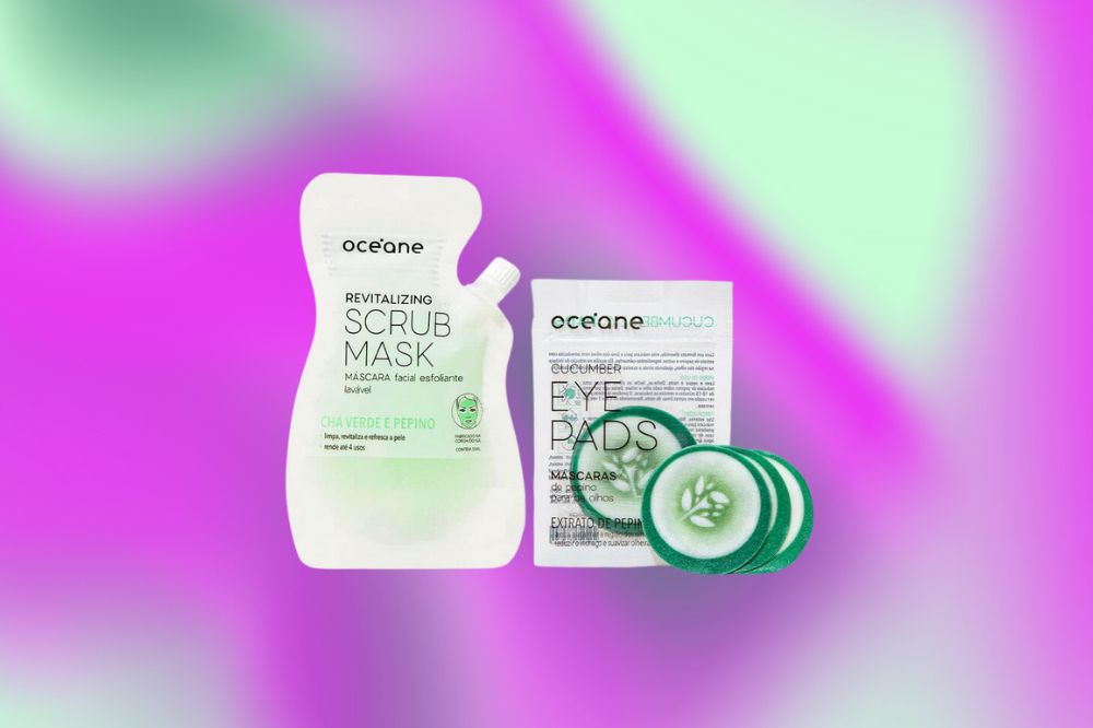 Em um fundo roxo, rosa e verde claro, aparecem duas embalagens de máscara facial brancas e o um produto que parece fatias de pepino