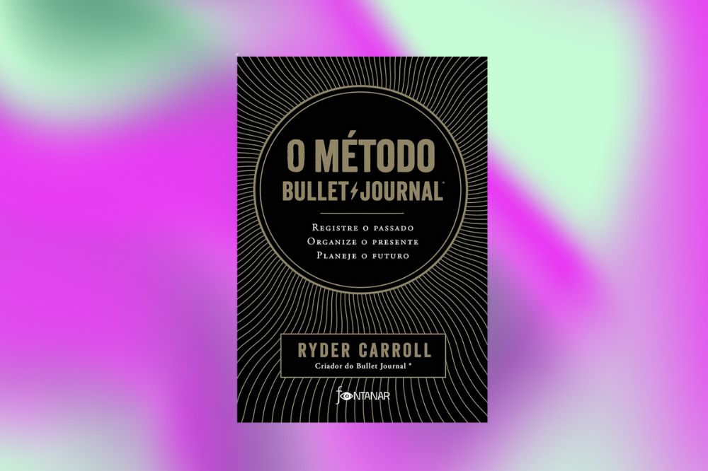 O método Bullet Journal: Registre o passado, organize o presente, planeje o futuro Em um fundo rosa, roxo e verde, tem no centro a capa preta com detalhes dourados do livro "O método Bullet Journal: Registre o passado, organize o presente, planeje o futuro"