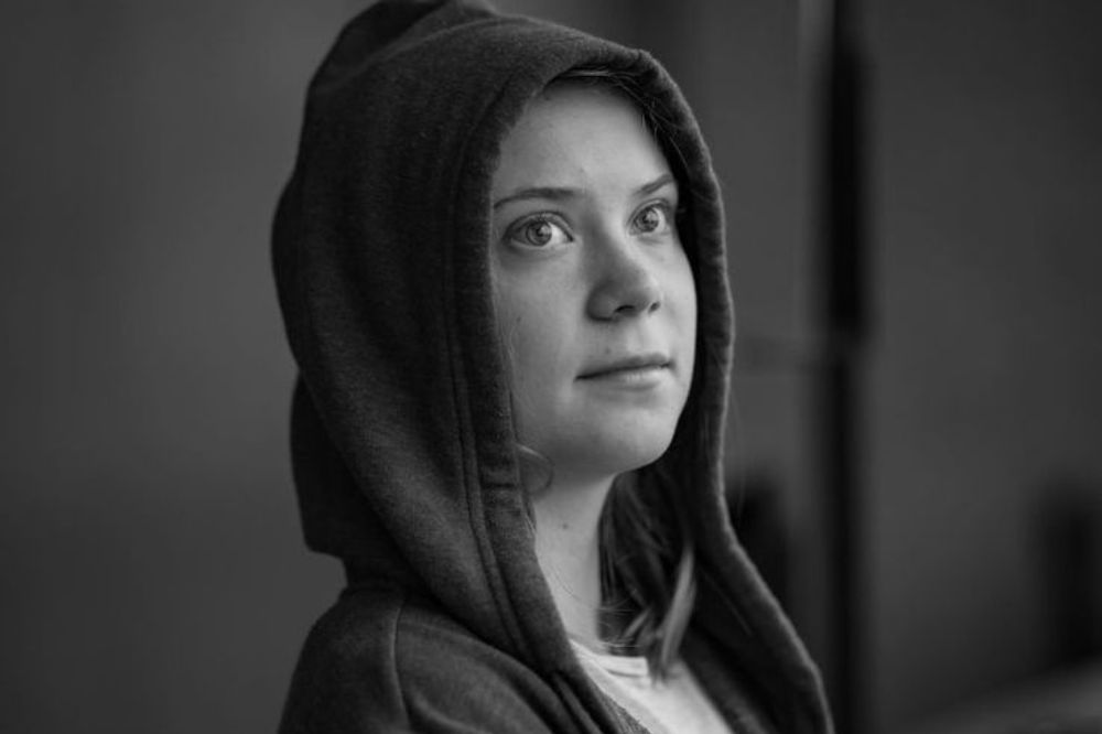 Imagem da ativista Greta Thunberg em preto e branco