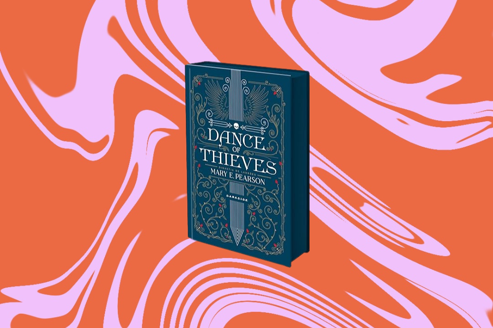 Imagem do livro "Dance of Thieves", com uma capa azul escura, em um fundo laranja e rosa