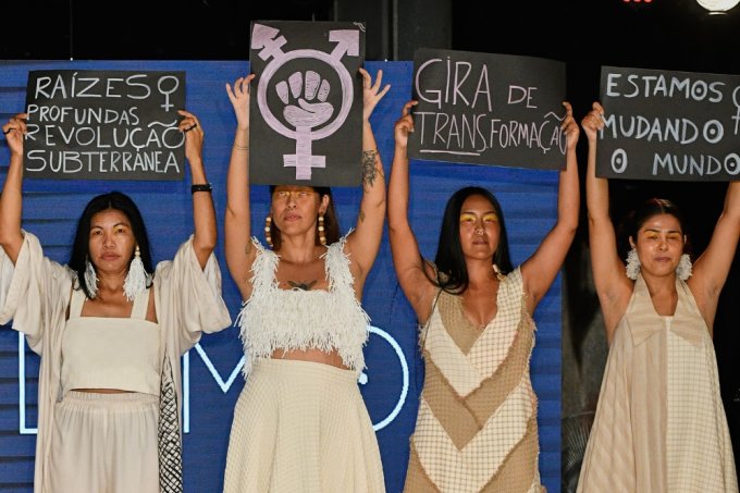 Nalimo celebra poder feminino em desfile: “Mulheres estão mudando o mundo” - Capricho
