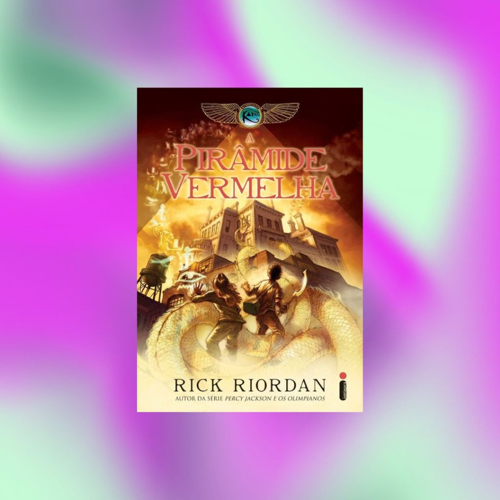 Capa do livro A pirâmide vermelha: (Série As Crônicas Dos Kane) com dois personagens lutando e olhando para um castelo com elementos em dourado; o fundo é uma textura de formas abstratas nas cores verde e lilás
