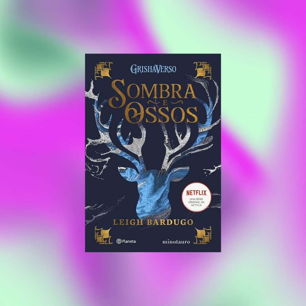 Capa do livro Sombra e Ossos com um animal em azul e elementos dourados; o fundo é uma textura de formas abstratas nas cores verde e lilás