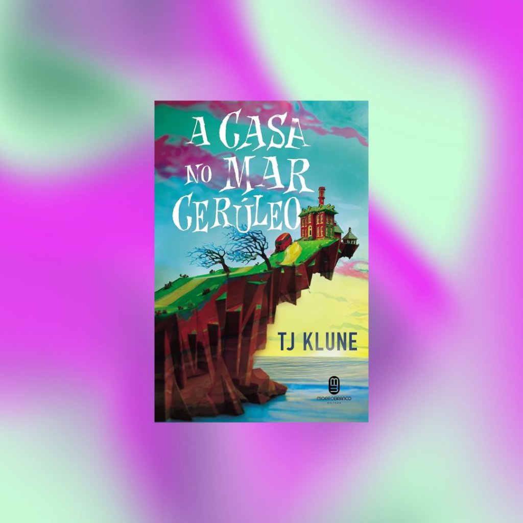 Capa do livro A Casa no Mar Cerúleo com uma casa colorida na ponta de um penhasco com o mar e o horizonte com pôr do sol em terceiro plano; o fundo é uma textura de formas abstratas nas cores verde e lilás