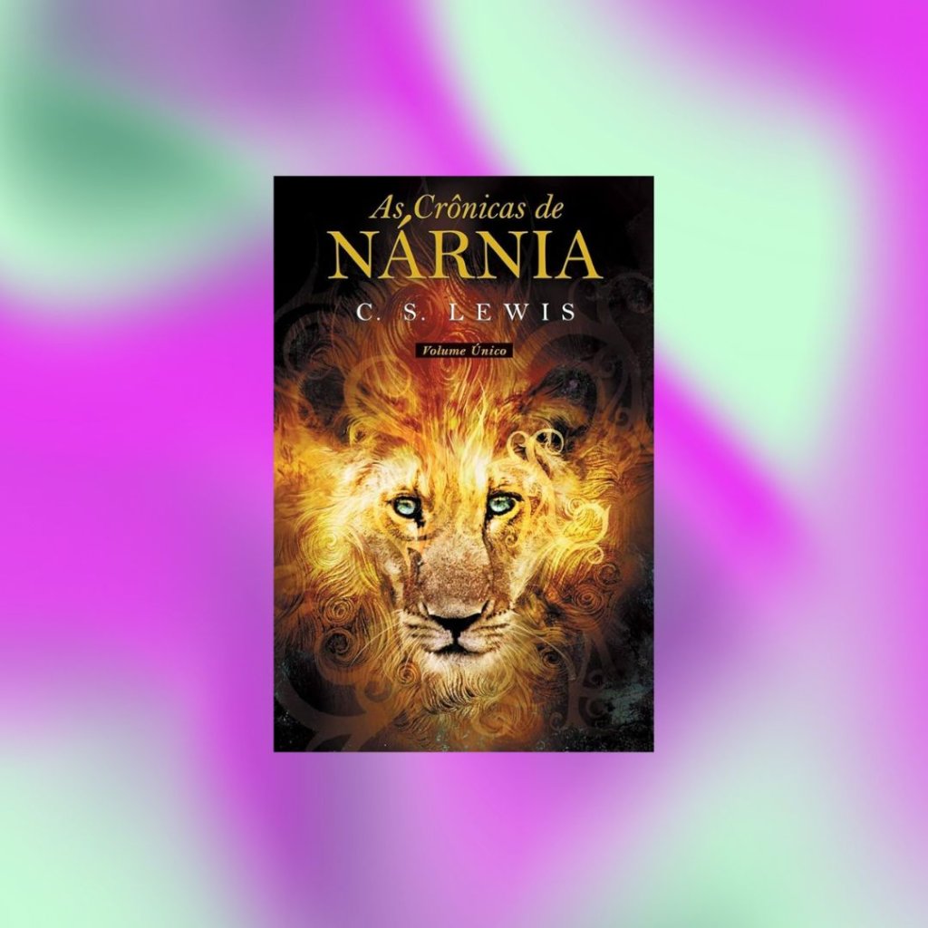 Capa do livro As Crônicas de Nárnia com rosto de um leão e chamas ao seu redor; o fundo é uma textura de formas abstratas nas cores verde e lilás